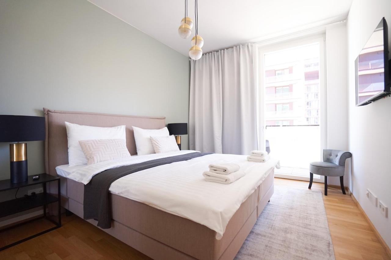 Exclusive 2-Bedroom Condo With Pool & Balcony Bécs Kültér fotó