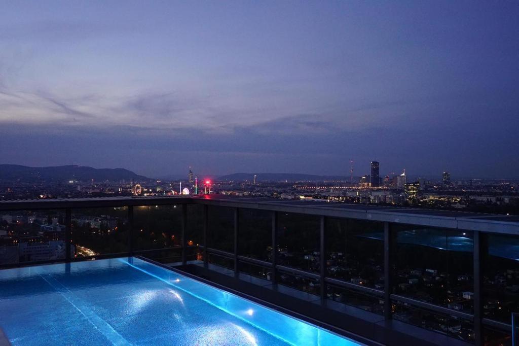 Exclusive 2-Bedroom Condo With Pool & Balcony Bécs Kültér fotó