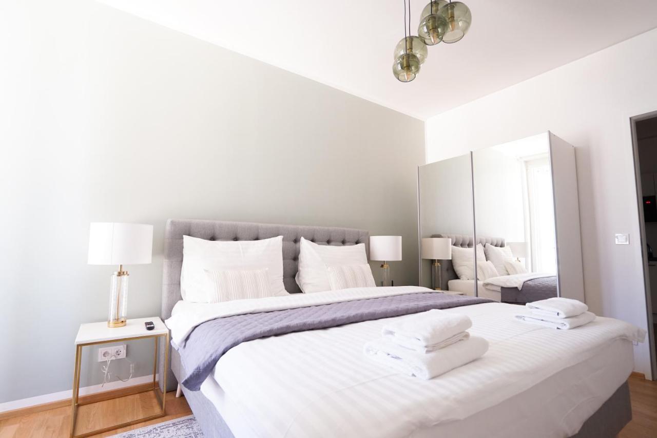 Exclusive 2-Bedroom Condo With Pool & Balcony Bécs Kültér fotó